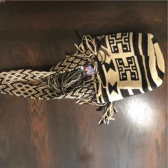 NWT SARAI WAYUU Black and Tan Patterned Woven Crossbody Bag Columbia made XL - Picture 14 of 16